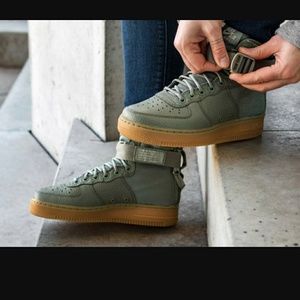 New Nike Air Force 1 Mid Sneakers